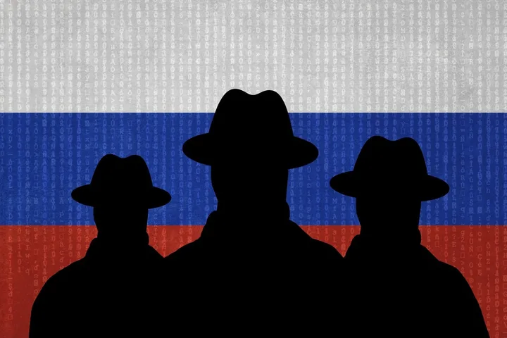 Silhouette de spioni pe fundalul steagului Rusiei, simbolizând amenințările de securitate.