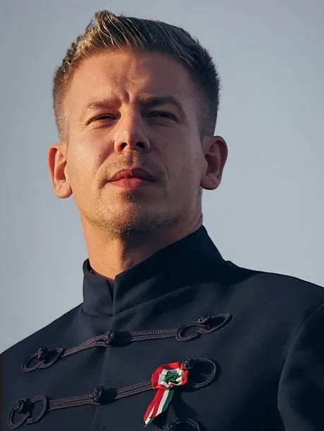 Liderul Partidului Tisza, Peter Magyar, în fața unui fundal deschis.