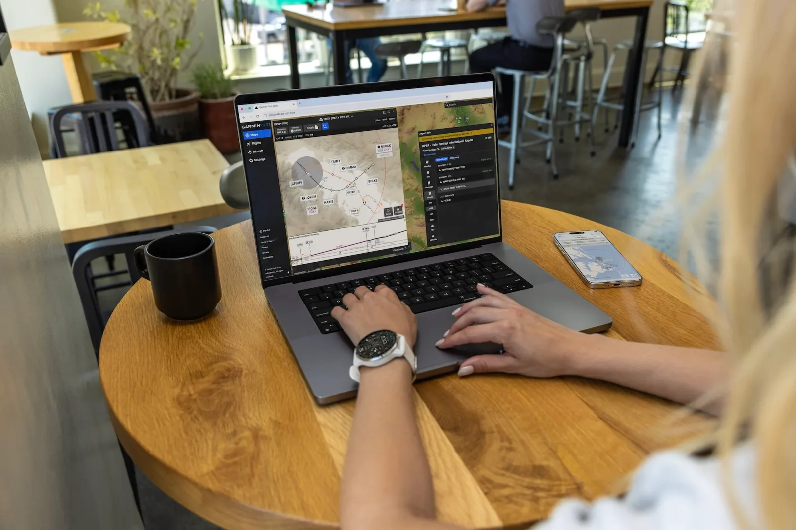 Utilizator planificând un zbor pe Garmin Pilot Web, cu SmartCharts active.