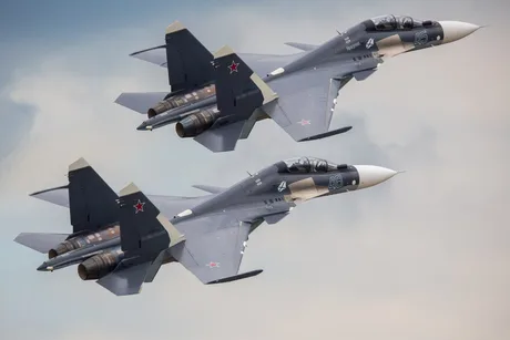 Avioane de vânătoare rusești în zbor, demonstrând capacități aeriene îmbunătățite.