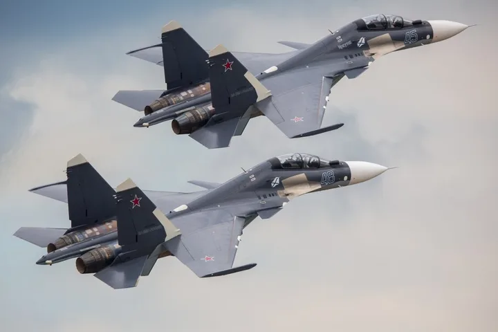 Avioane de vânătoare rusești în zbor, demonstrând capacități aeriene îmbunătățite.