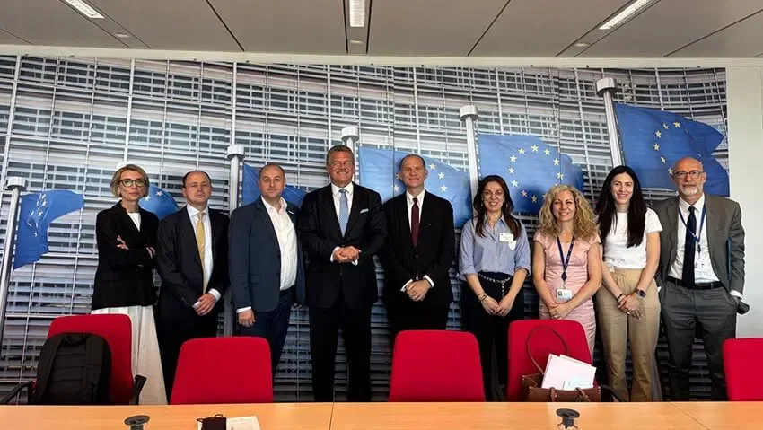 Reprezentanți ai COPA-COGECA discutând despre problemele fermierilor europeni.
