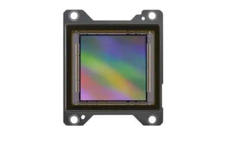Senzor de imagine avansat cu reflexii colorate pe suprafață.