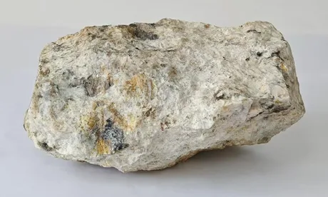 Mineral rar descoperit în China, cu potențial economic și geologic semnificativ.