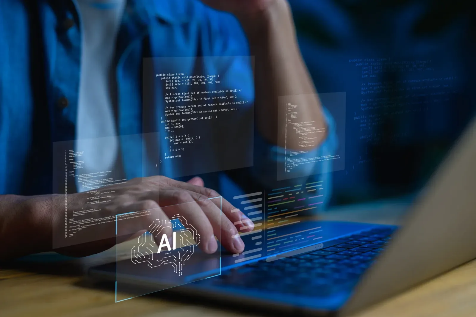 Persoană lucrând la un laptop cu cod AI vizibil.