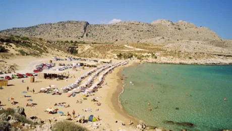 Plaja Faliraki din Rhodos, o destinație accesibilă pentru vacanțe de vară.