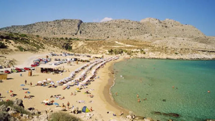 Plaja Faliraki din Rhodos, o destinație accesibilă pentru vacanțe de vară.