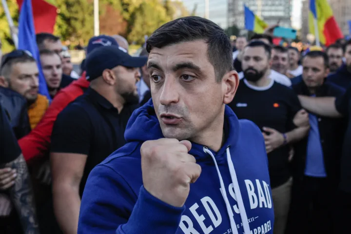 George Simion exprimându-și sprijinul pentru Viktor Orban la o manifestație.