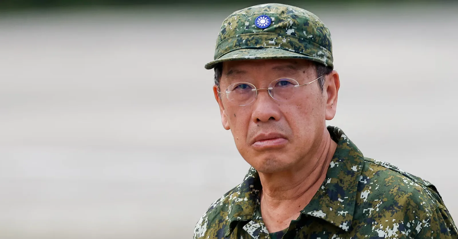 Reprezentant taiwanez în uniformă militară, cu o expresie serioasă.