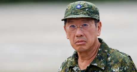 Reprezentant taiwanez în uniformă militară, cu o expresie serioasă.