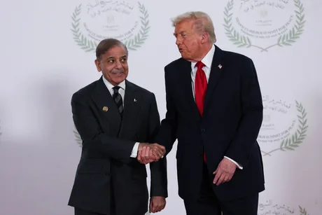 Shehbaz Sharif și Donald Trump strâng mâinile într-un cadru diplomatic.