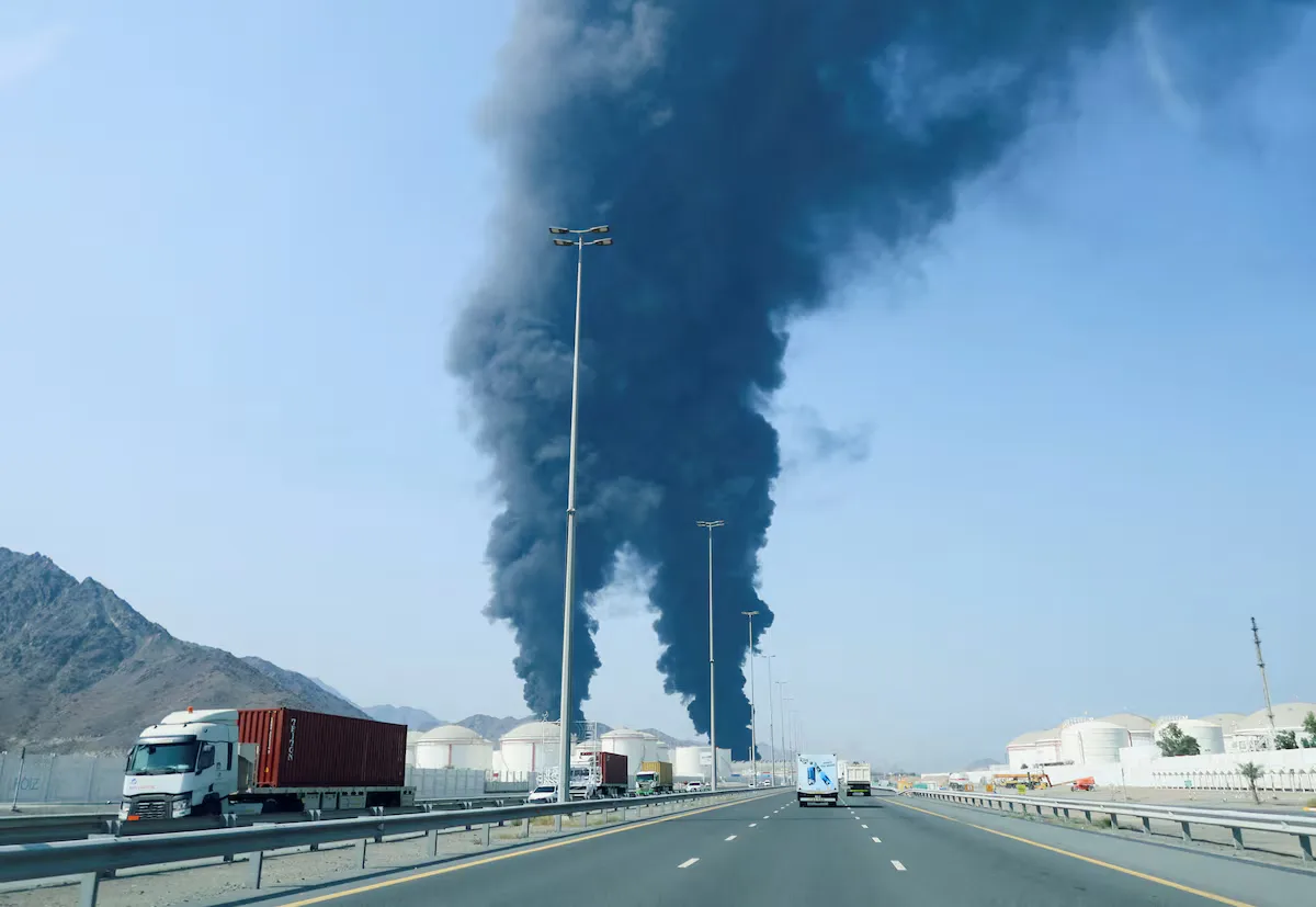 Fum gros se ridică de la un incendiu în zona industrială din Fujairah.