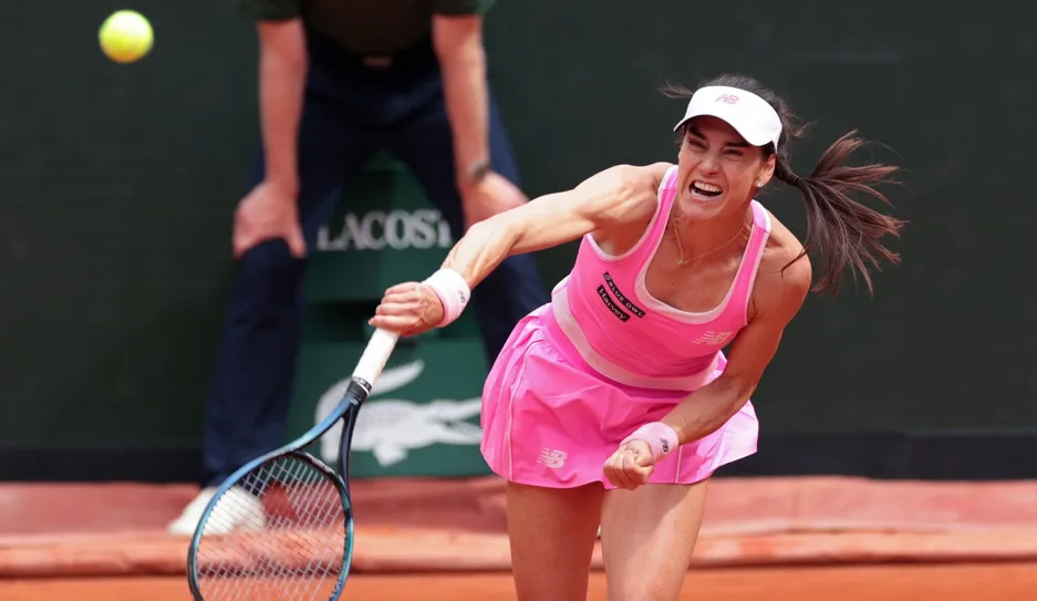 Sorana Cîrstea servește în meciul de la Roland-Garros, având o atitudine determinată.