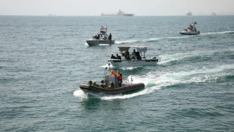 Nave militare iraniene navigând în Strâmtoarea Ormuz, marcând un coridor sigur.