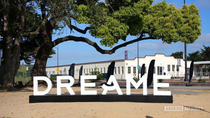 Logo Dreame expus într-un peisaj urban din San Francisco.