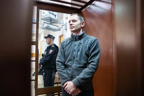 Un politician reținut în fața unui ofițer de poliție în Rusia.