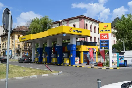 Benzinăria Petrom cu prețuri afișate la pompă.