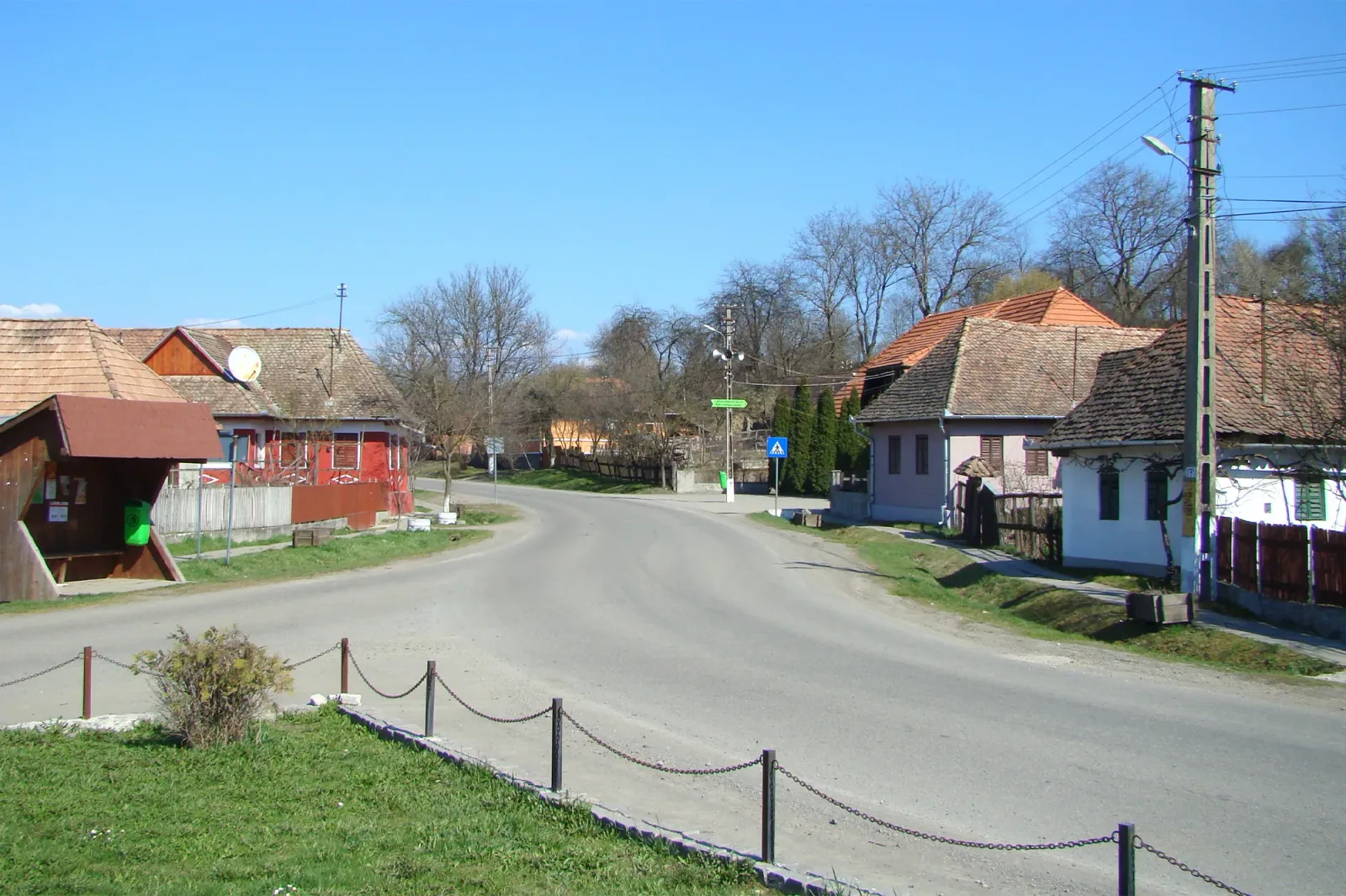 Peisaj rural din comuna Bereni, cu case tradiționale și drum asfaltat.