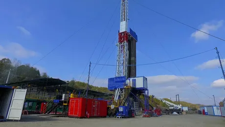 Sistem de foraj geotermal în construcție, pregătit pentru proiecte ecologice.