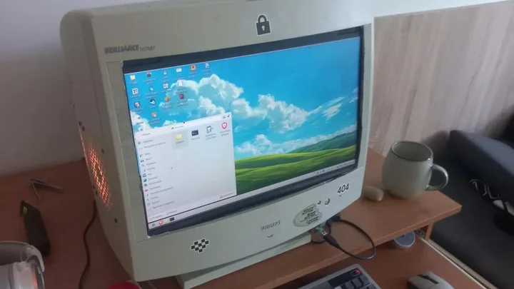 Un monitor CRT transformat într-un PC modern pentru gaming performant.