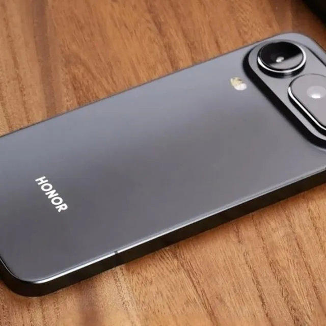Un smartphone Honor cu un design elegant și camere avansate pe spate.
