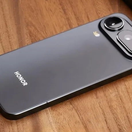 Un smartphone Honor cu un design elegant și camere avansate pe spate.
