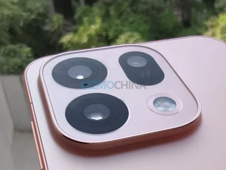 Detaliu al camerei Oppo Find X10 cu senzori avansați și design elegant.