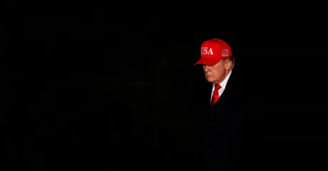 Donald Trump părăsește instanța, având o expresie serioasă.