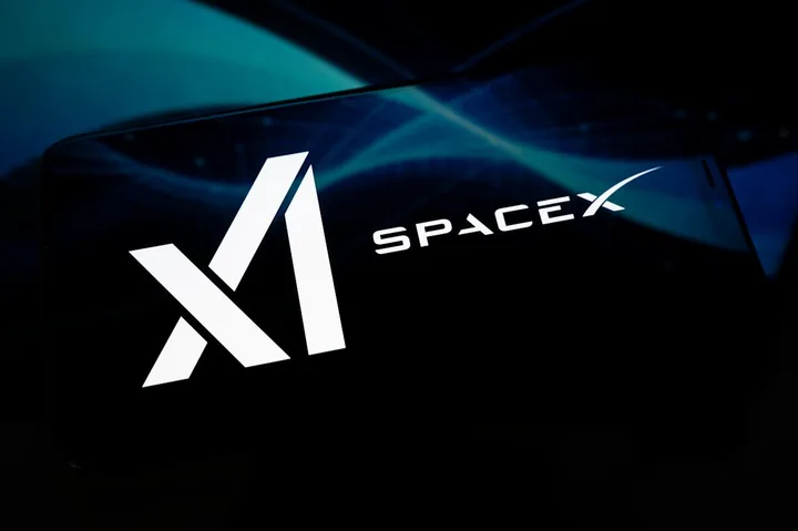 Logo-ul SpaceX pe un fundal tehnologic modern.