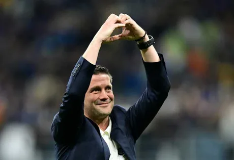 Cristian Chivu sărbătorește primul titlu ca antrenor al Inter Milano.