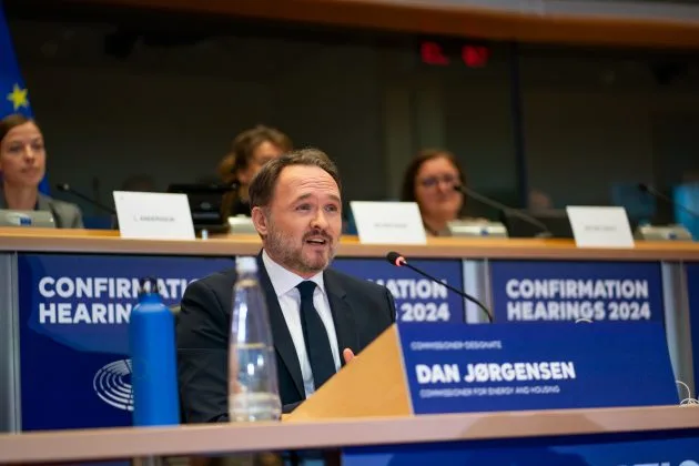 Dan Jorgensen discută despre energia regenerabilă la o conferință europeană.