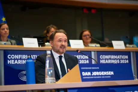Dan Jorgensen discută despre energia regenerabilă la o conferință europeană.