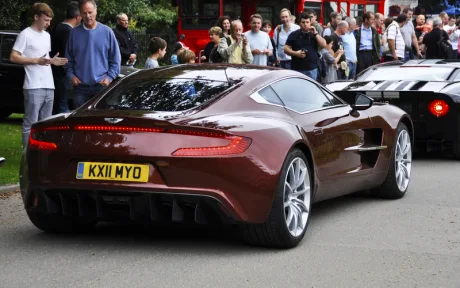 Un automobil sport de lux parcat într-un eveniment aglomerat.