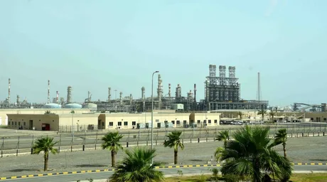 Instalație petrolieră în Oman, evidențiind impactul crizei energetice.