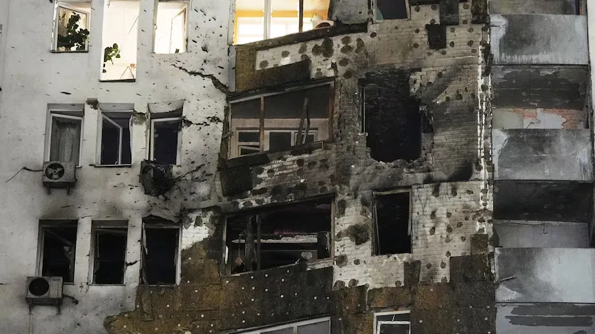 Clădire afectată de atacul rusesc în Liov, cu feronerie distrusă.