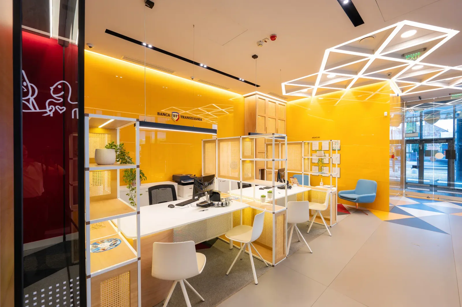 Interior modern al sucursalei Banca Transilvania din Cluj, cu un design accesibil.