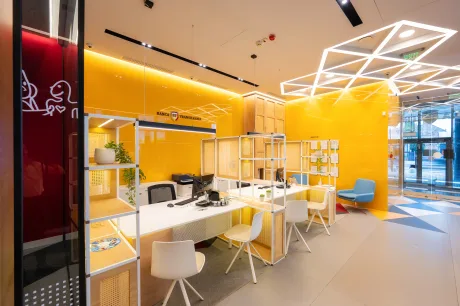 Interior modern al sucursalei Banca Transilvania din Cluj, cu un design accesibil.