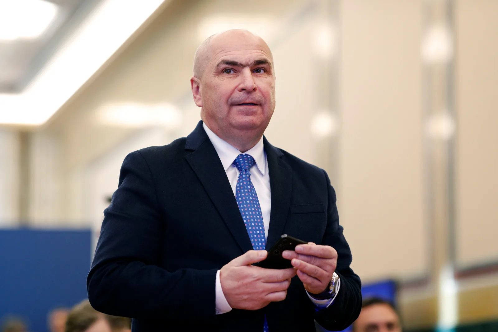 Reprezentant al BNS la o întâlnire despre criza carburanților.