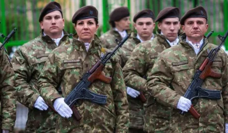 Soldați în uniformă militară, pregătiți pentru ceremonii oficiale.