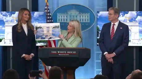 Prezentare a planurilor pentru Arcul de Triumf la Casa Albă.