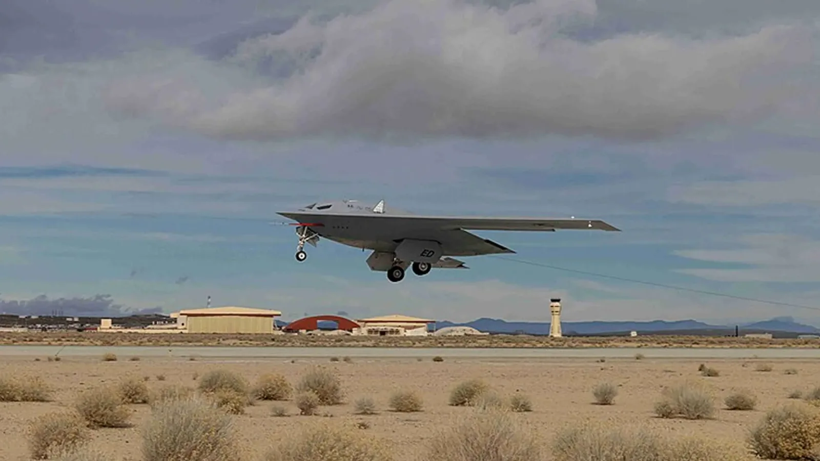 B-21 Raider în timpul unui zbor de testare pe un teren de aviație.