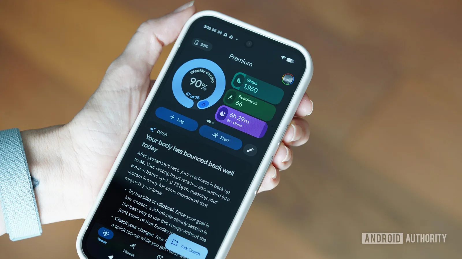 Utilizator examinând aplicația Google Health pe un smartphone, cu interfața deschisă.
