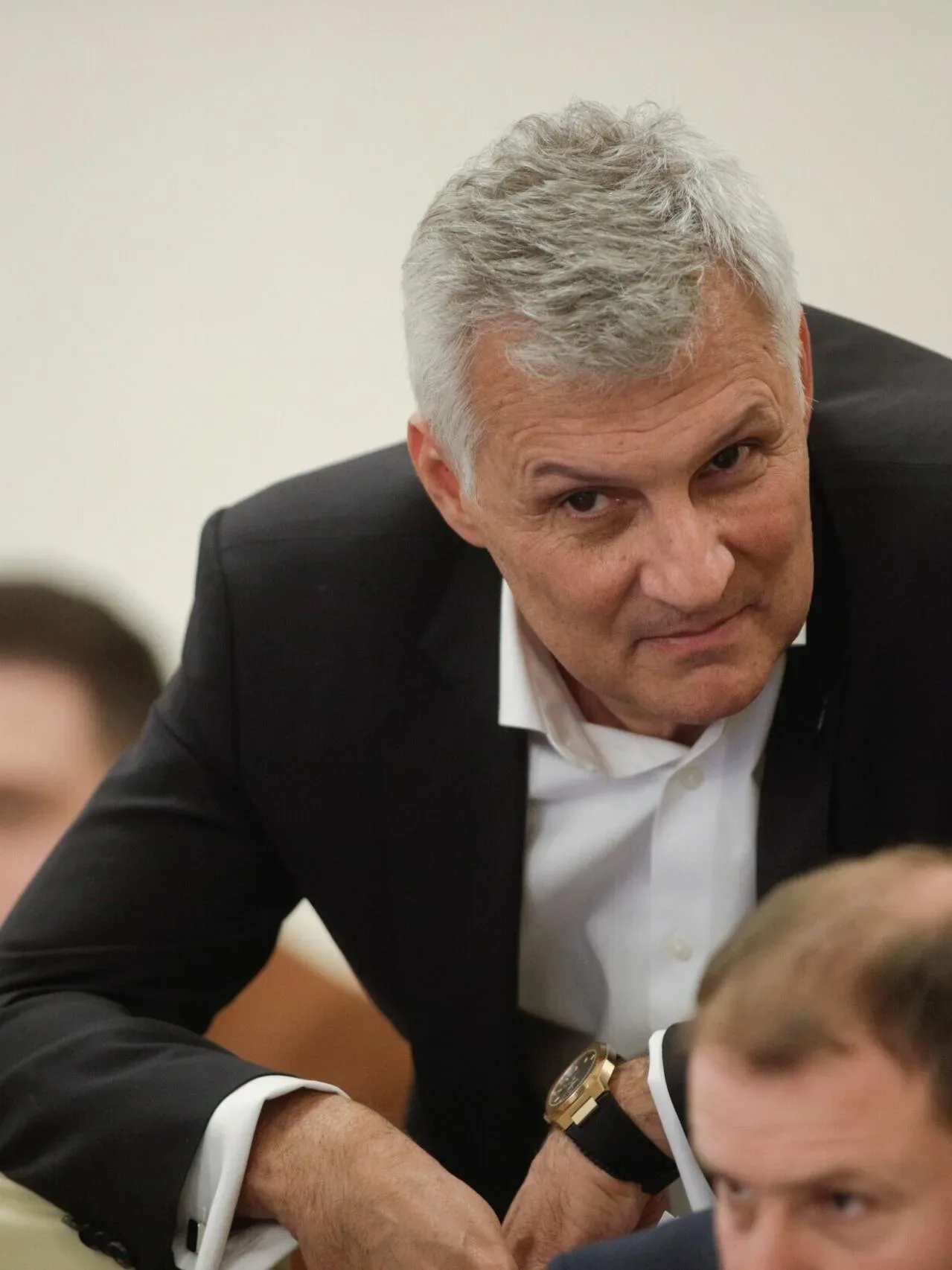 Ilie Bolojan discutând în cadrul unei întâlniri politice.