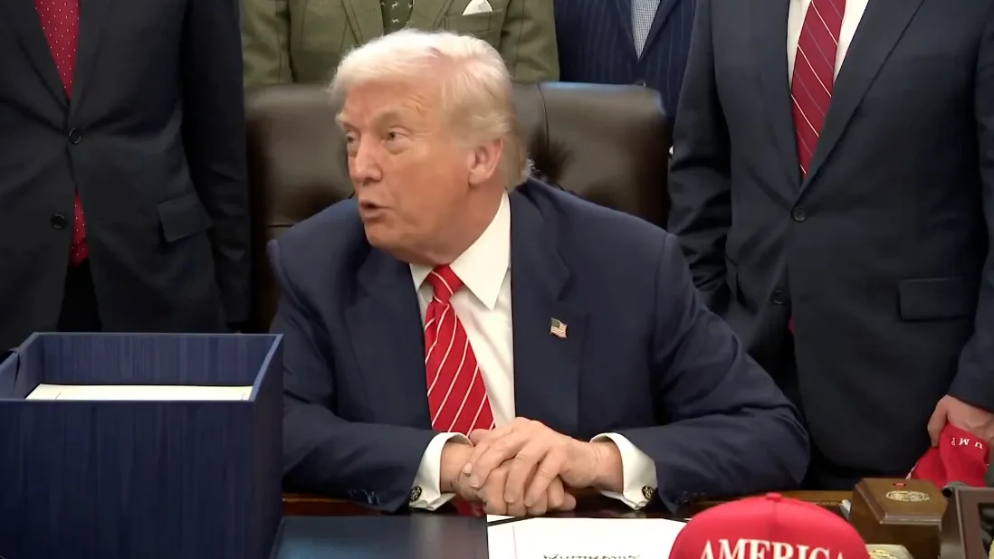 Donald Trump discutând despre negocierile de pace în contextul războiului din Ucraina.