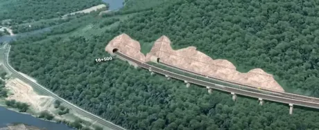 Traseu montan cu tuneluri și viaducte spectaculoase în peisajul natural.