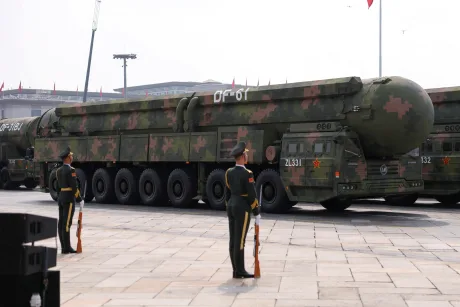 Rachetă chineză expusă la o paradă militară, simbol al tehnologiei avansate.