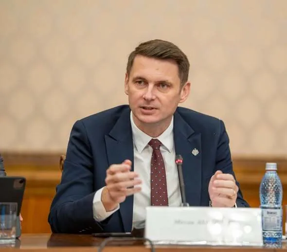 Mircea Abrudean discutând despre măsuri politice în contextul moțiunii de cenzură.