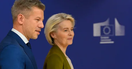 Ursula von der Leyen și premierul ungar discutând despre fondurile UE la Bruxelles.