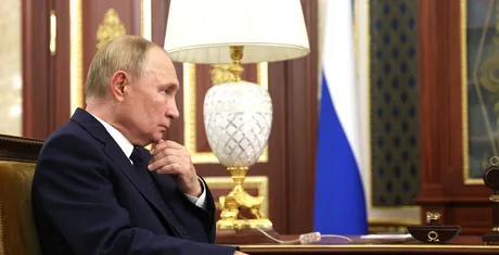 Oficial rus contemplând situația războiului din Ucraina în birou elegant.