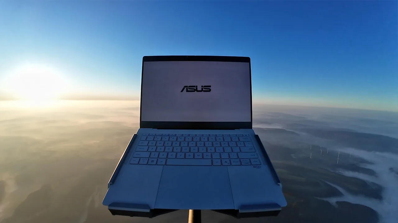 Laptopul ASUS ExpertBook Ultra testat la altitudini extreme, în condiții dure.